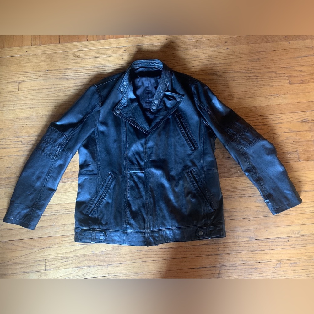Men’s black leather jacket very nice style and condition size M